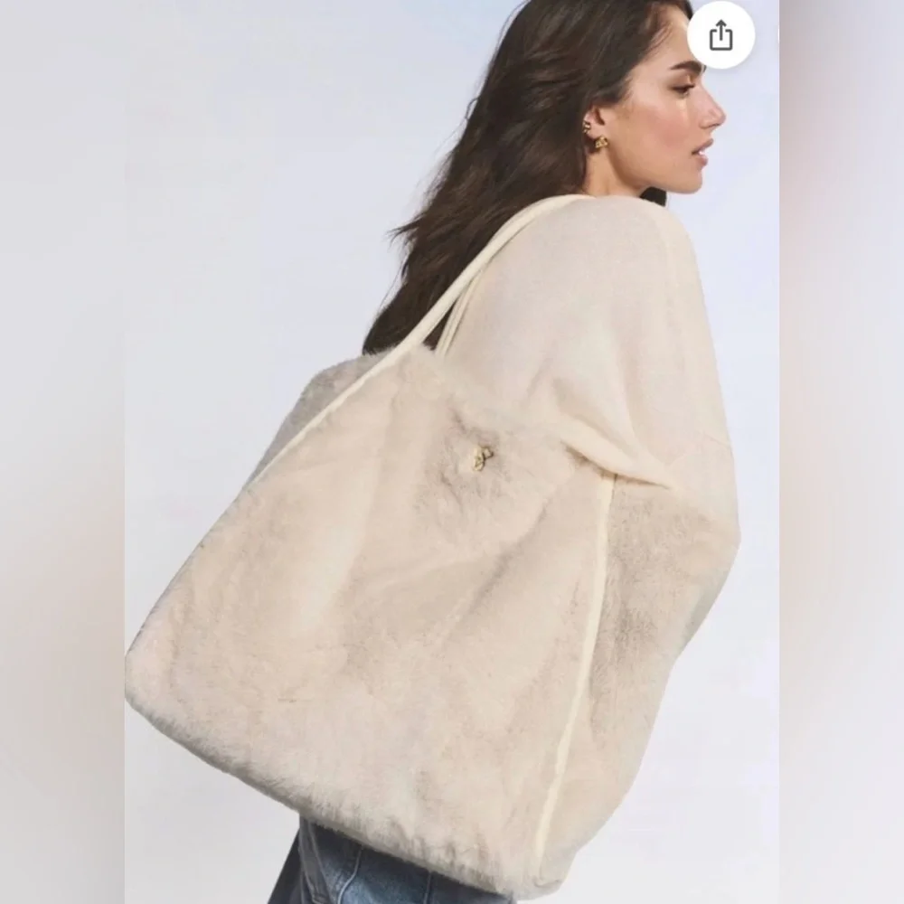 New Victoria's Secret White Tote and Pink Sherpa Blanket Set Limited Edition - Picture 3 of 6